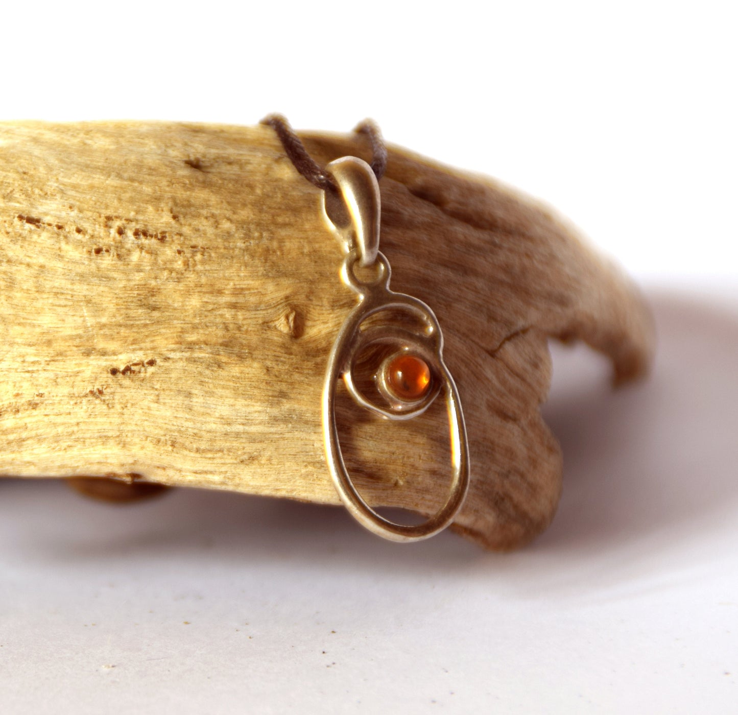 MJ Baltica, pendant, natural Baltic amber, 925 silver, O, letter, initial, cursive, BWLO